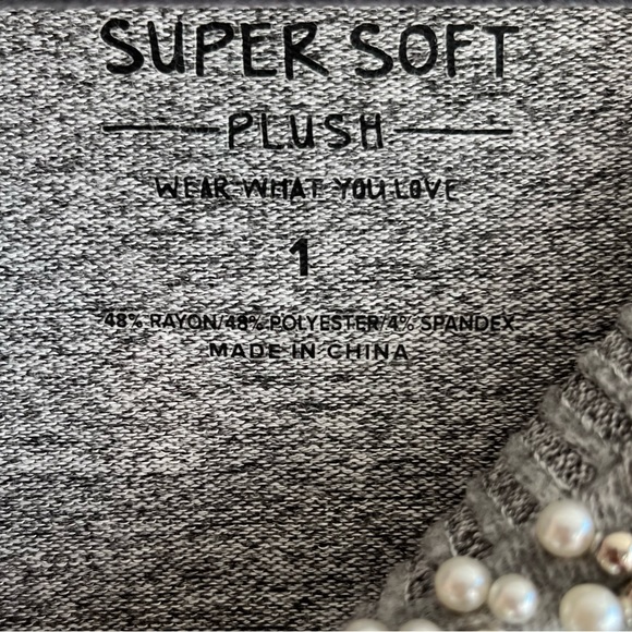 Torrid Sweater Gray w/ Pearls at Neck Super Soft Plush Crew Neck Knit Sz 1X (1) - Picture 9 of 15